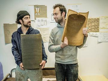 Timoté Rouffignac en Damian Jodorowsky gebruiken voor hun Eartstone-project aarde van Brusselse bouwputten om designobjecten voor binnenshuis te maken