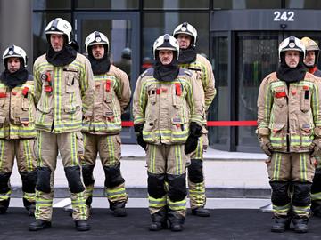 22 maart 2023: een moment stilte door de Brusselse brandweer in de Wetsttraat, bij metrostation Maalbeek, voor de slachtoffers van de aanslag van 22 maart 2016, precies 7 jaar eerder