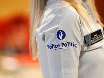 Een vrouwelijke politieagent van de politiezone Brussel Hoofdstad-Elsene