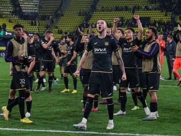 16 maart 2023: Zeno Debast viert met RSC Anderlecht na de uitwedstrijd tegen het Spaanse Villarreal in de 1-16de finale van de UEFA Europa Conference League