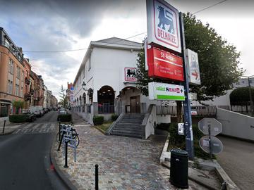 Delhaize Saint-Antoine op het Sint-Antoonplein in Etterbeek (archiefbeeld.)