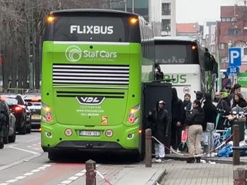 Op de plek waar fietskoerier Sultan Zadran overleed na een aanrijding door een Flixbus is de situatie nog altijd even gevaarlijk