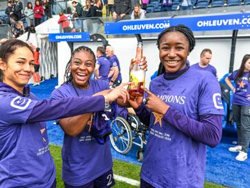 Lola Wajnblum, Esther Buabadi en Veronique Zang Bikoula van RSCA Women vieren de net gewonnen landstitel op 29 April 2023 op het veld van OH Leuven.