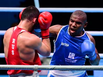 De Franse bokser Wilfried Florentin (rechts in het blauw) tegen de Rus Muslim Gadzhimagomedov in de categorie zwaargewichten (81-91kg)  op de Olympische Spelen in Tokio in juni 2021