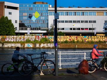 "Justice pour Adil": graffiti opschrift langs het kanaal aan de Biestebroekkaai in Anderlecht. De 19-jarige Adil overleed op 10 april 2020 in Anderlecht bij een aanrijding met een politiewagen in deze buurt