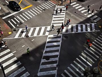 Een diagonaal zebrapad in de Zuid-Koreaanse hoofdstad Seoel