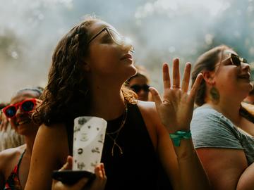 Herbruikbare drinkbekers op de Corefestival in het Ossegempark, editie 2023