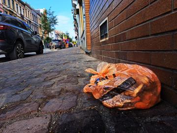 Huisvuilophaling door Net Brussel: de oranje zak met voedingsafval, hier in Elsene