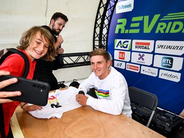 Juli 2023: Remco Evenepoel met een fan op de R.EV ride.