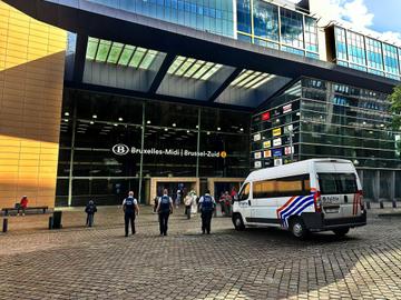 Zaterdag 26 augustus 2023: een gezamenlijke actie van politie- en schoonmaakdiensten in station Brussel-Zuid, in aanwezigheid van Annelies Verlinden (CD&V), minister van Binnenlandse Zaken, en Jean Spinette (PS), burgemeester van Sint-Gillis