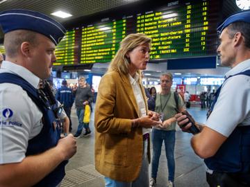 Zaterdag 26 augustus 2023: minister van Binnenlandse Zaken Annelies Verlinden (CD&V) tijdens de actie van politie en schoonmaakdiensten in het Zuidstation