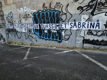 7 september 2023: 'Verité et justice pour Ouassim et Sabrina', aangebracht op de muren van het Justitiepaleis