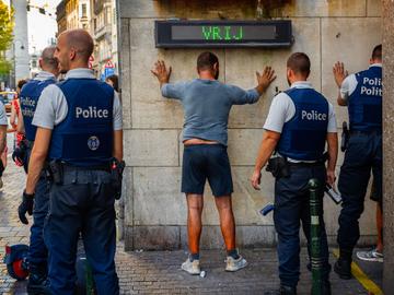 Arrestatie van een man door de politie in Brussel-centrum na een dronkemansgevecht