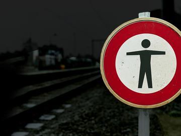 Verbodsbord spoorlopen spoorloper verboden op treinsporen te komen NMBS