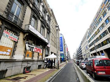 25 april 2023: het door asielzoekers gekraakte leegstaande gebouw naast het CD&V-hoofdkwartier in de Wetstraat