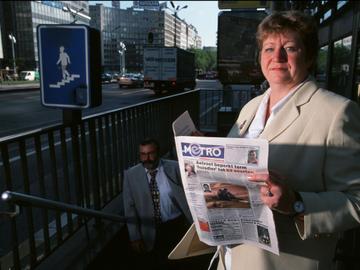 Eerste editie van het in treinstations gratis verdeeld krantje Metro in oktober 2000