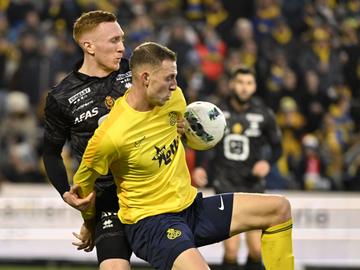 David Bates (KV Mechelen) in duel met Gustaf Nilsson (Union Saint-Gilloise)