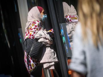 Een vrouw met hoofddoek op het openbaar vervoer in Brussel