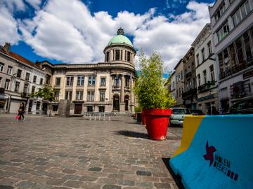 Het gemeenteplein met het gemeentehuis in Sint-Jans-Molenbeek.