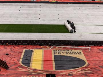16 november 2023: de Royal Belgian FA KBVB leende een afdekzeil van RSC Anderlecht om het voetbalveld van het Koning Boudewijnstadion te beschermen tegen aanhoudende regen.