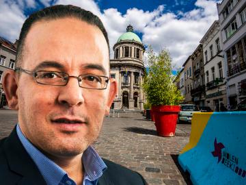 Abdellah Achaoui, schepen voor Mobiliteit, Groene Ruimten en Energie, voor het gemeentehuis van Sint-Jans-Molenbeek