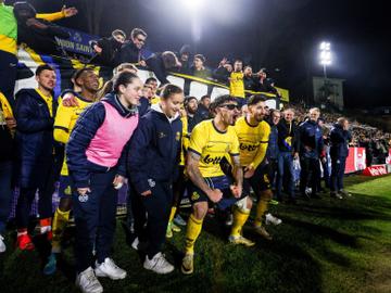 28 februari 2024: Union wint van Brugge halve finale Beker van België. Spelers vieren na de wedstrijd in het Dudenpark met de supporters van Union Bhoys. Voortaan: Cameron Puertas en Mohamed Amoura