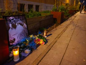 Bloemen in de Steylsstraat in Laken, de plek waar Gaël zaterdagnacht 23 maart 2024 werd doodgeschoten.