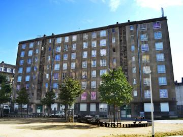 De oude sociale woontoren Pottenbakkersstraat, nabij Anneessensplein.