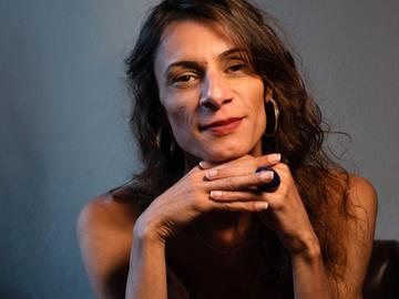 In Manifesto transpofágico toont en bespreekt de Braziliaanse theatermaker en actrice Renata Carvalho haar translichaam