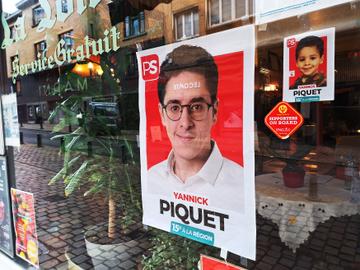 Gewestverkiezingen 2024: Yannick Piquet, 15de plaats Brussels Parlement. Aan café La Loire in de Vergniesstraat in Elsene hangt een affiche van de volwassen kandidaat en een kleintje van dezelfde kandidaat als kind.