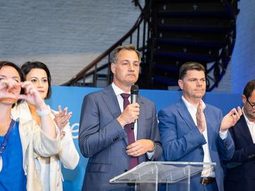 Verkiezingen 9 juni 2024 Tom Ongena en Alexander De Croo verzamelen met Open VLD na de slechte verkiezingsresultaten.