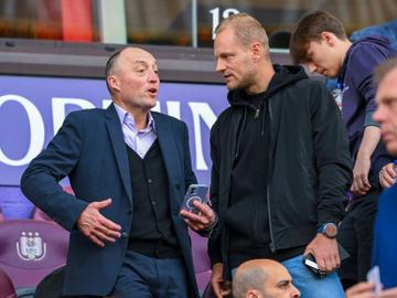 19 mei 2024: Wouter Vandenhaute, voorzitter van RSC Anderlecht, en club-icoon Olivier Deschacht in de tribune tijdens de Champions' Play-Off-wedstrrijd van RSC Anderlecht tegen Club Brugge