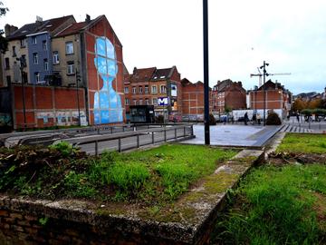 Metrohalte Aumale aan de brede, kaarsrechte Birminghamstraat in Anderlecht, gezien vanaf het Bospark