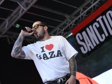 Zwangere Guy op het podium tijdens de 11.11.11 protestactie tegen geweld in Gaza