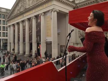 Sopraan Lisa Willems op het dak van de BRUZZ-bus tijdens Autoloze Zondag.