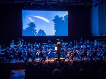 Het Brussels Philharmonic tijdens de liveopvoering van 'E.T.' in Flagey.