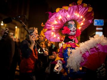 De processie tijdens 'Día de Muertos' in de Marollen trekt ieder jaar 12.000 deelnemers. 