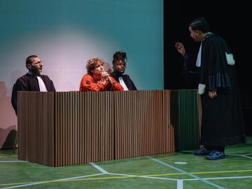 Samen met vier ex-gedetineerden analyseert theatermaker Lara Staal het falend gevangeniswezen in 'De Gevangenis'.