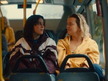 Ama en Bibi in het tweede seizoen van de reeks Roomies. 