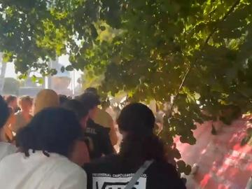 Aanschuivende festivalgangers worden niet meer op het terrein gelaten en bestormen dranghekken. 