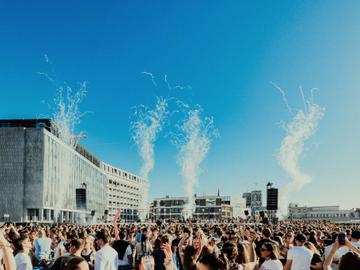 Chez Ginette organiseerde in mei 2025 een open air op het Congresplein voor haar tienjarig bestaan.