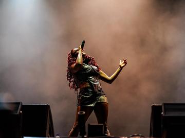 Amaarae op de Red Stage op de slotdag van Couleur Café 2026.
