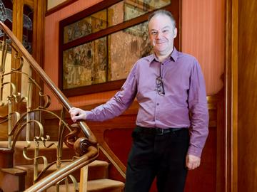 Eric Bonnenge in de traphal in het Hortamuseum
