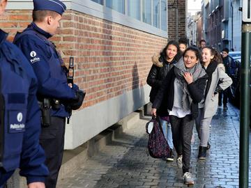 Schoolkinderen leerlingen klas school jeugd jongeren politie terreurdreiging Sint Jan Berchmanscollege lagere school