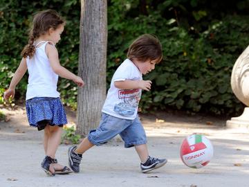 Kinderen spelen spelende kinderen voetbal Warandepark