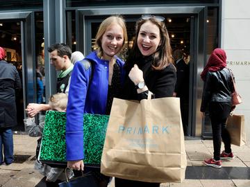 Nieuwstraat winkelstraat winkelwandelstraat shopping voetgangerszone diversiteit samenleving hoofddoek solden Primark meisjes jongeren consumptie
