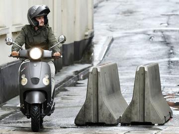 Scooter brommer vespa mobiliteit antitankblok terreurdreiging