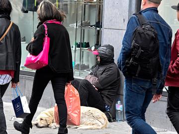 Bedelaar bedelen bedelarij armoede dakloos daklozen straatbewoners shopping winkelen rijk en arm