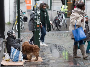 Bedelaar bedelen bedelarij armoede dakloos daklozen straatbewoners winkelen shoppen
