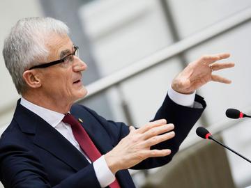 Geert Bourgeois plenaire vergadering Vlaams Parlement 2